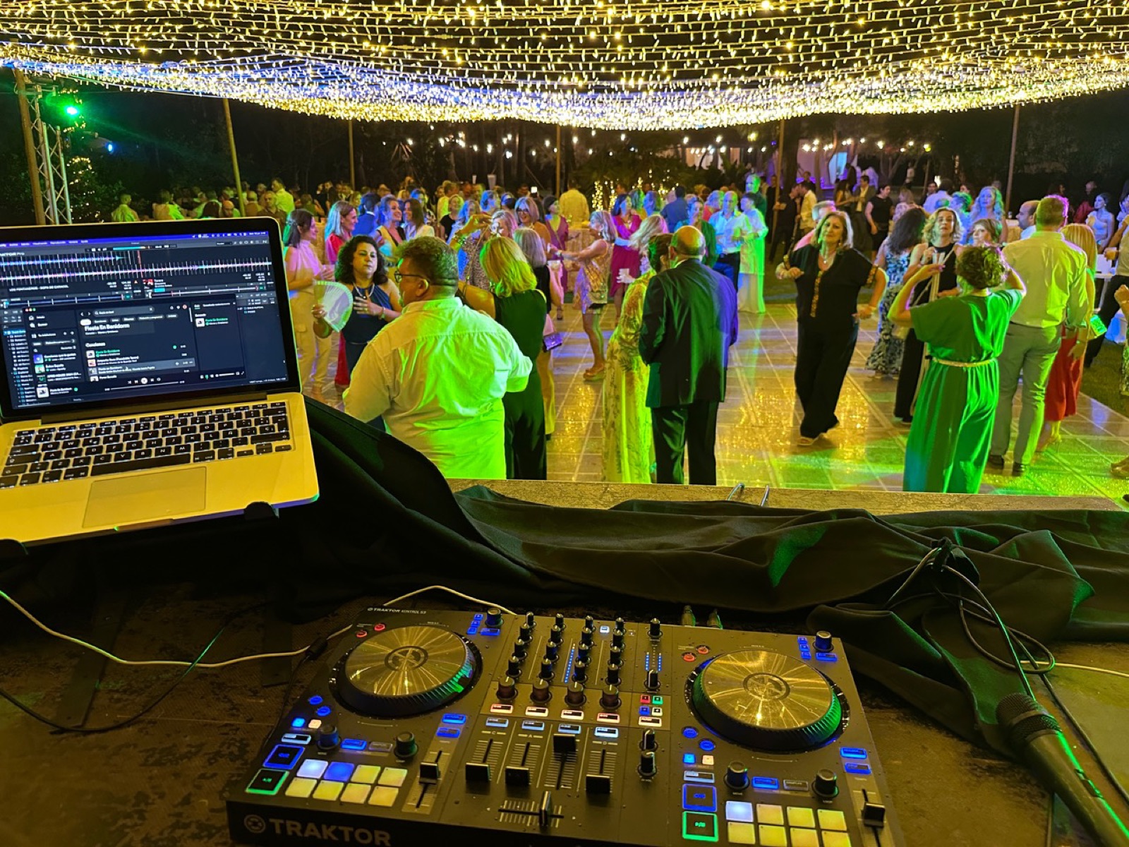 Pista de baile llena durante una boda en Murcia