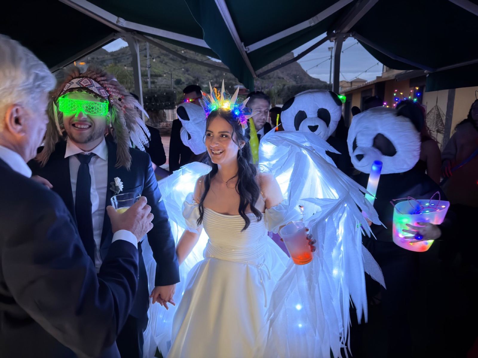 Novia participando en la Hora Loca con alas luminosas y personajes
