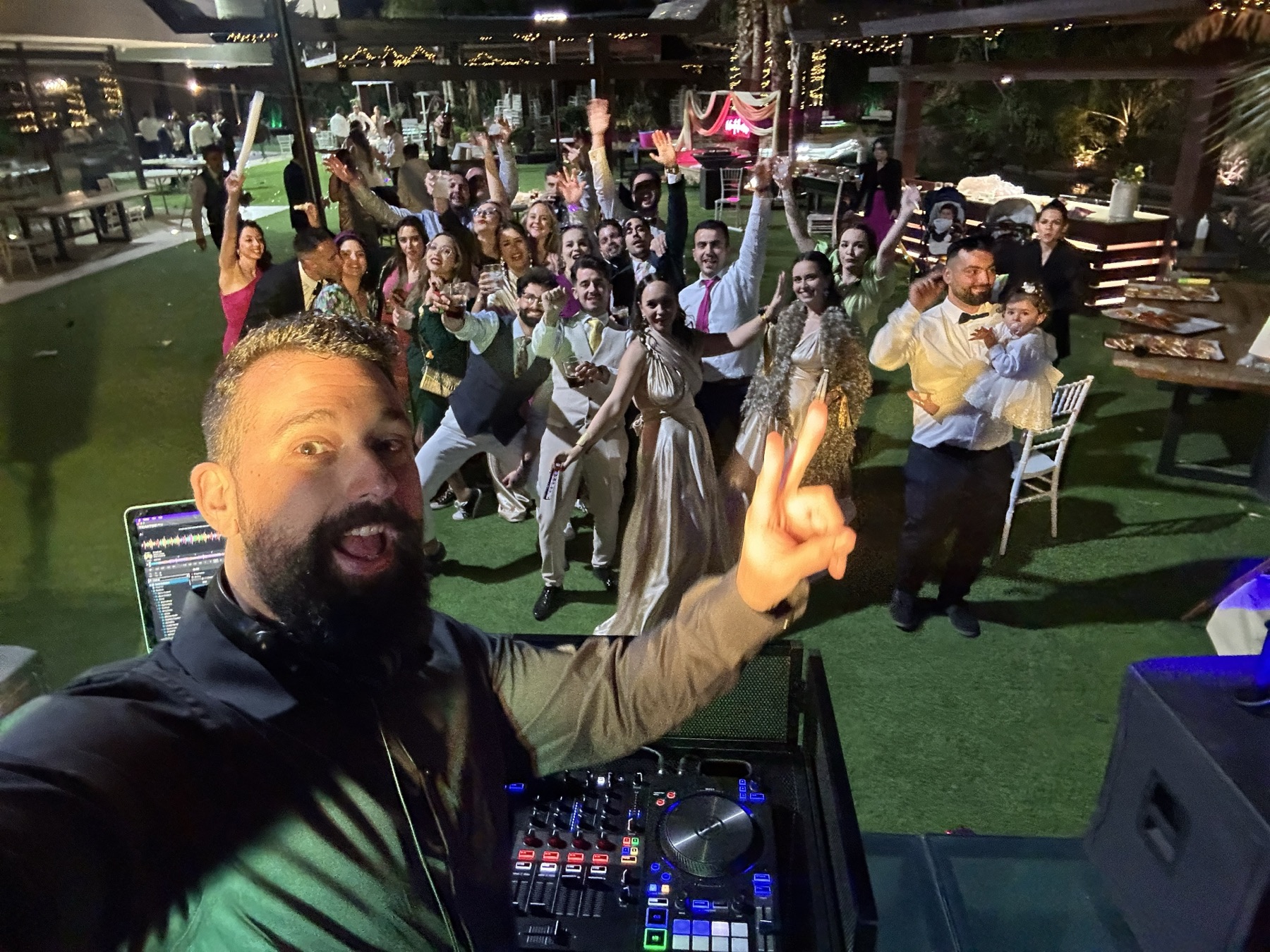 Invitados celebrando en un evento real producido por Cazorla Events