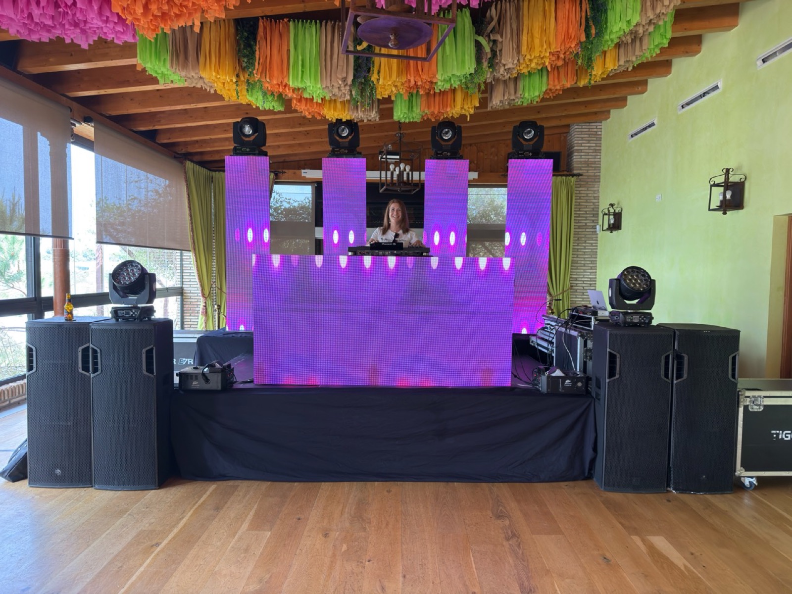 Montaje profesional de DJ con cabina de pantallas LED, sonido e iluminación