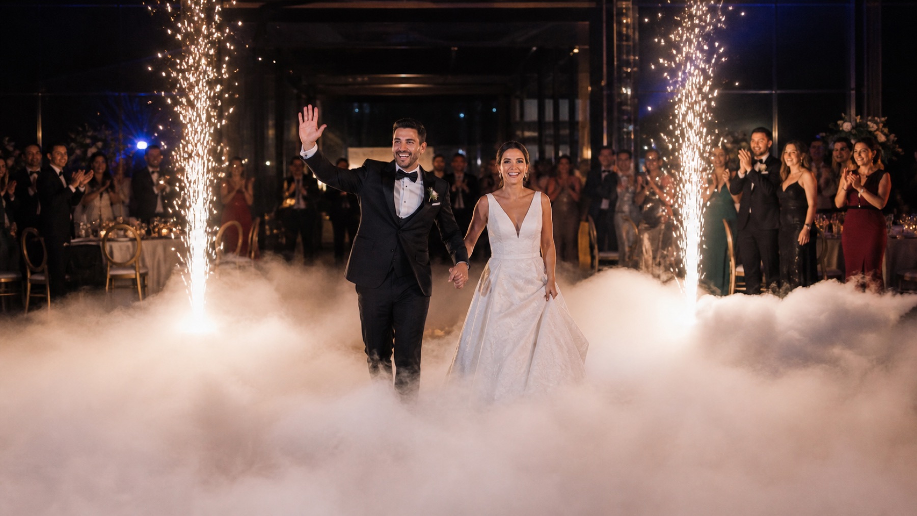 Efectos especiales con chispas frías y humo bajo en una boda